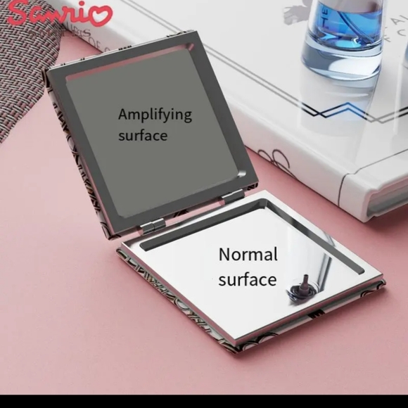 🆕Hello Kitty Compact Mirror. - Picture 2 of 4